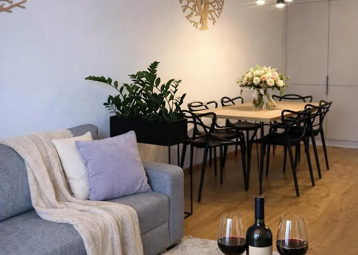 M&m2 Near Center With Free Parking - Ac Apartman